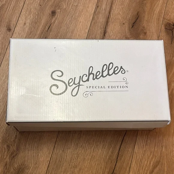 Seychelles Cream Gold Polka Dot Pumps - Picture 6 of 6